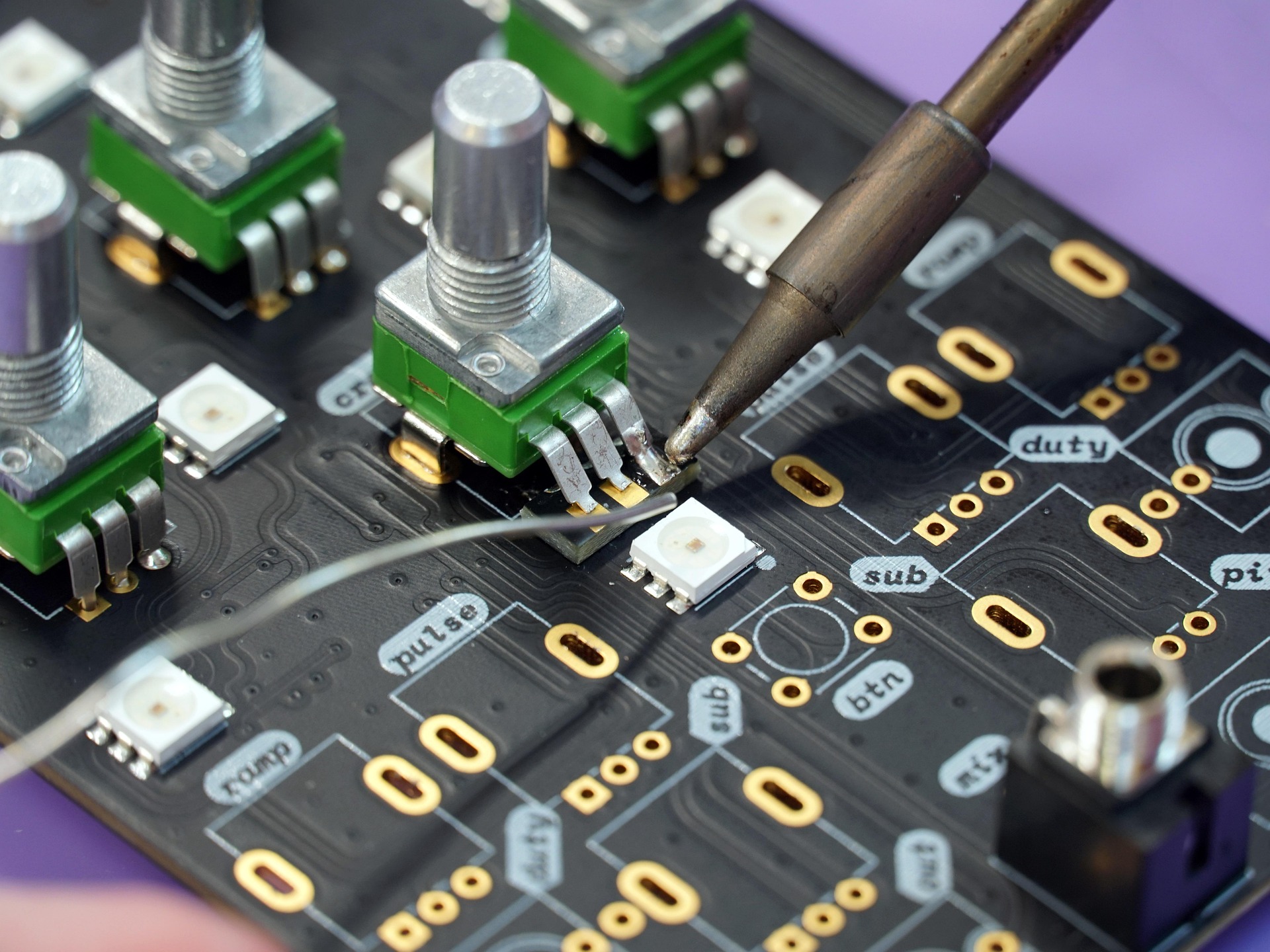 theaflowers-soldering-7897827_1920
